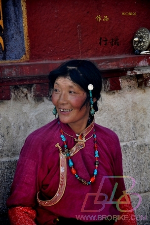 藏族妇女.jpg