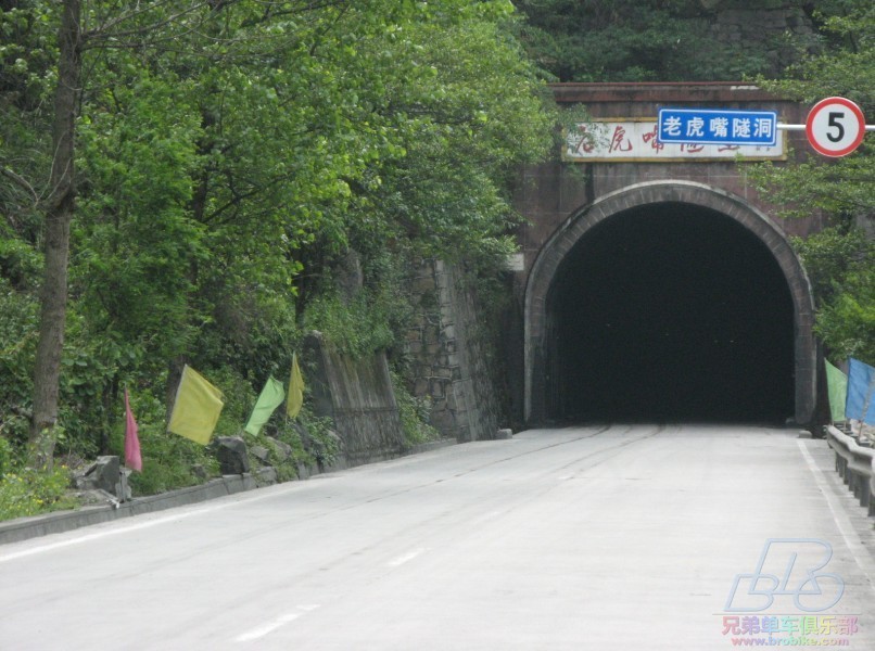 这才是第一个要经过的隧道.JPG