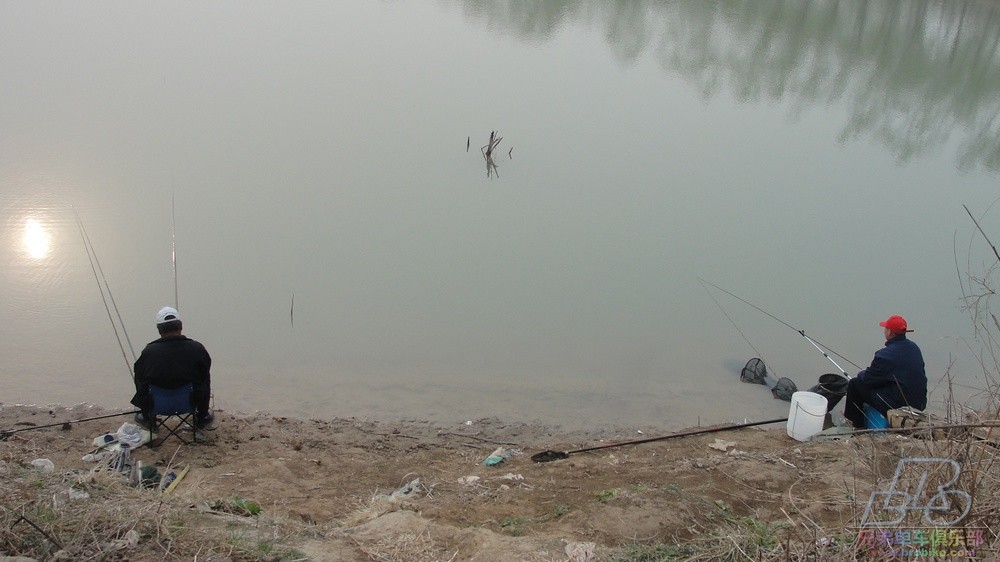 刚到黄河是见到几个钓鱼的　水深还不到1米呢