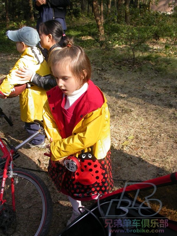 DSCN3227自行车拖车里的美国小姑娘.jpg