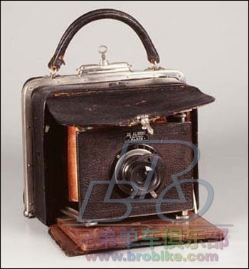 这是早期的公文包式间谍相机