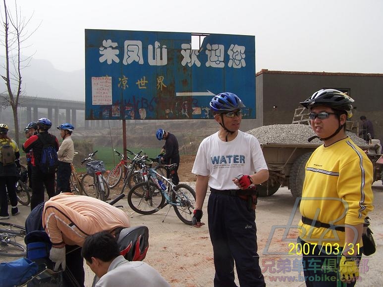 小管正介绍其丈母娘家乡风景