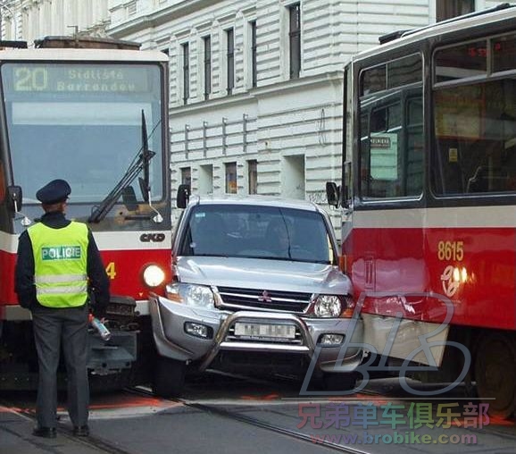 woman_driver_bus_crunch.jpg