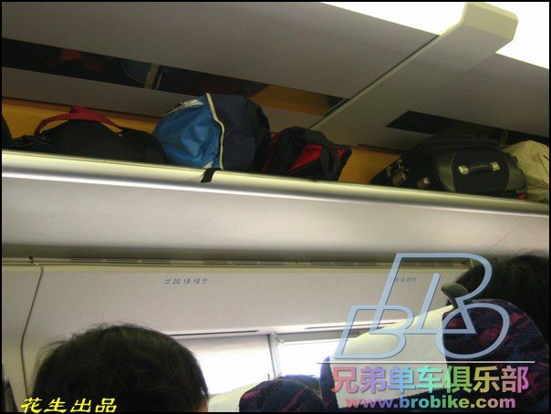 行李架上方有镜子，方便观察自己的行李。