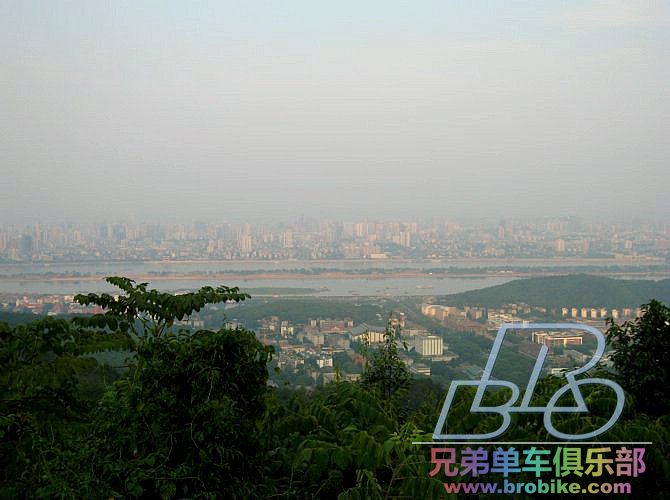 山顶鸟瞰长沙市，橘子洲因在大兴土木而未能成行