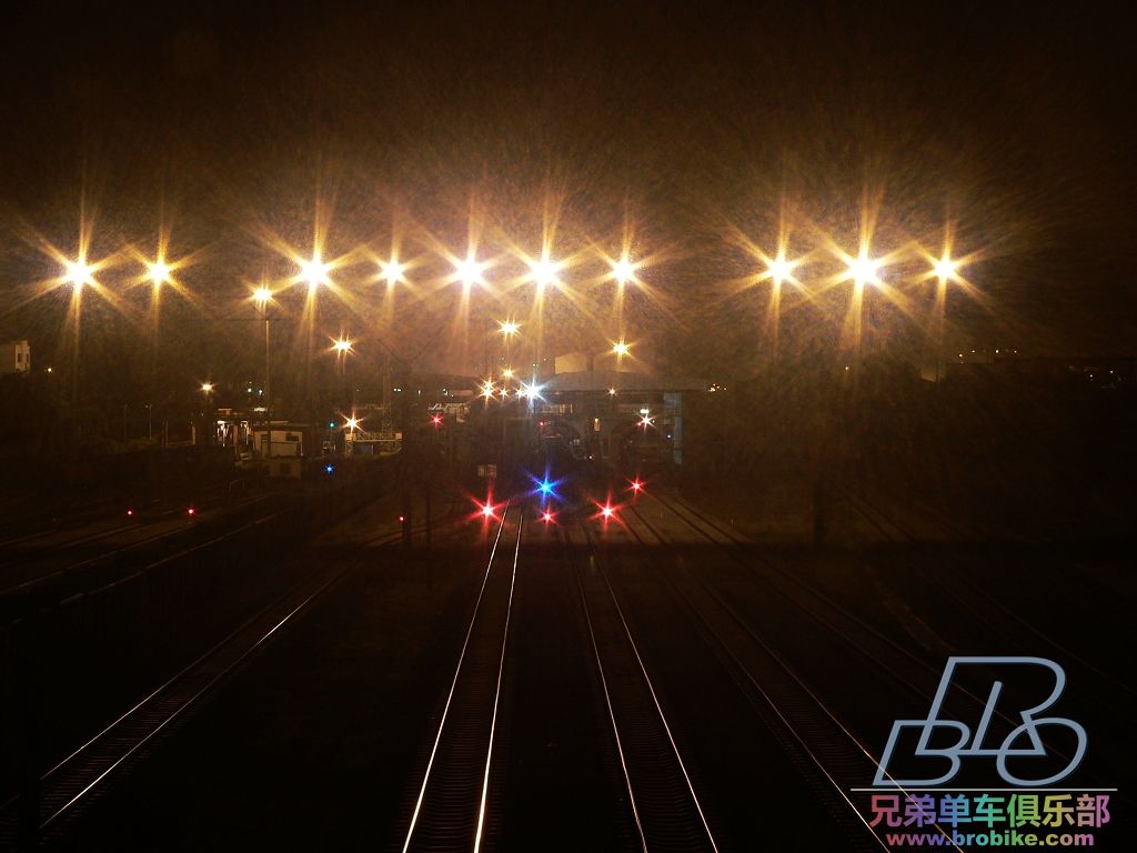 途中经过火车站，一座天桥上看到了整齐的铁轨和很亮的探照灯