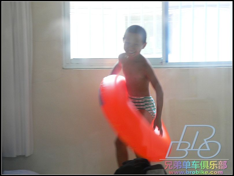 王哥的儿子小挑战者买了泳圈，兴奋得一中午没睡