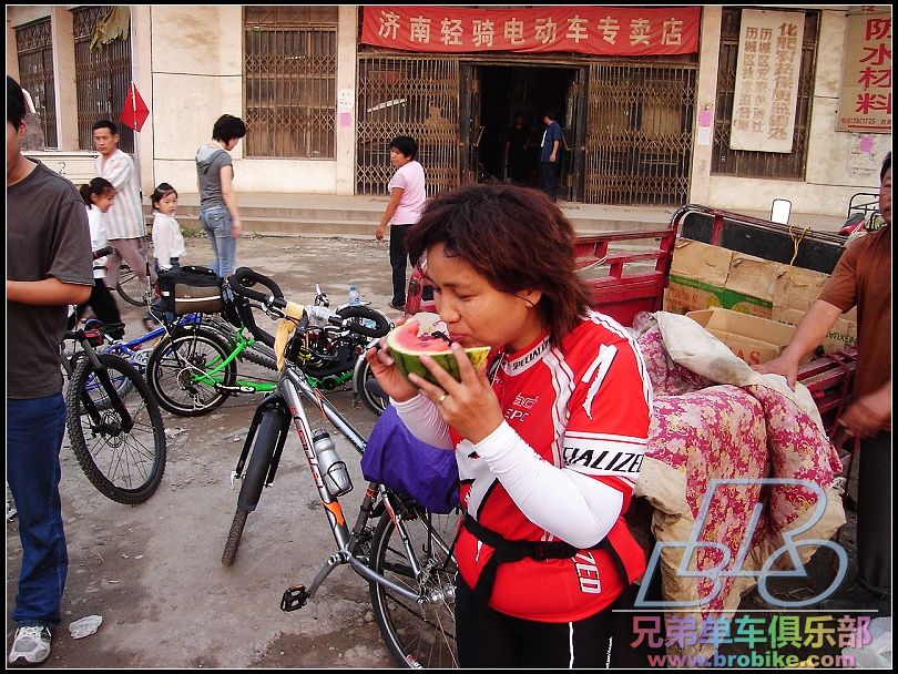 昨日下午天气炎热，沿途好不容易找到了一个瓜摊