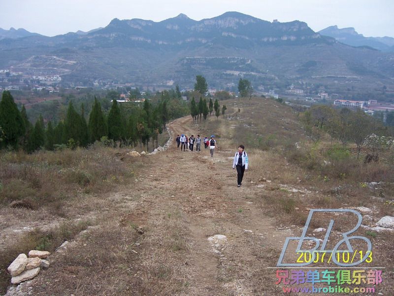 第一纵队茶足饭饱去爬山