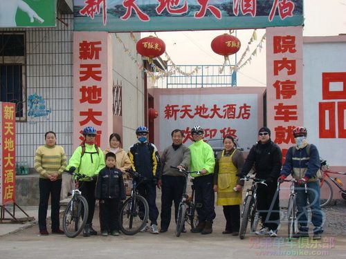 与饭店老板家人合影