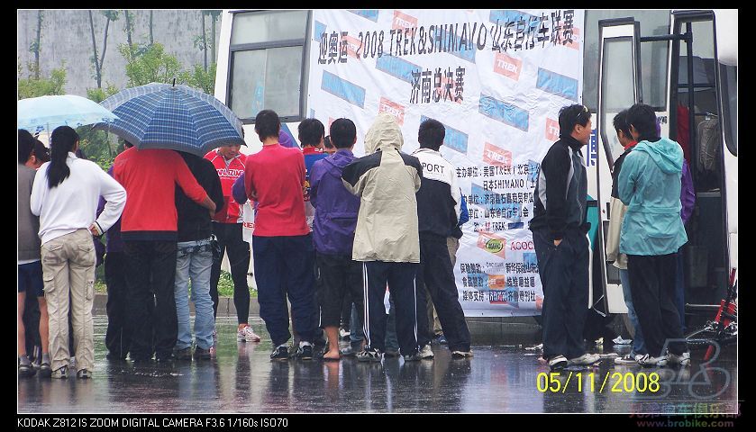 雨中颁奖没有近距离拍摄