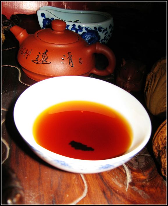 青花瓷茶碗一只