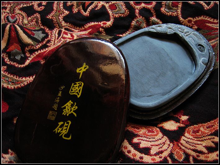 去年在黄山买的一方歙砚，据说最好的是带有清晰水波纹的，这个很便宜，所以波纹不清晰