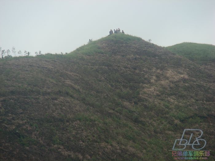 山顶上中国和越南的界碑以及巡逻的边防战士