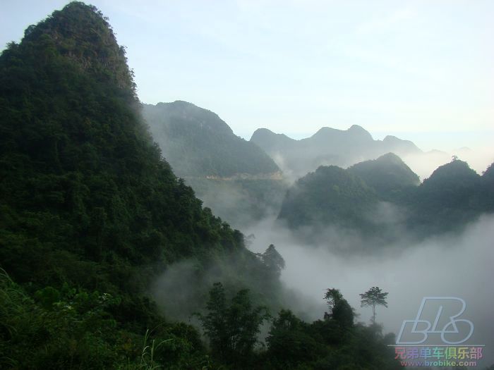 图中对面山上露土的地方就是我们骑行的路