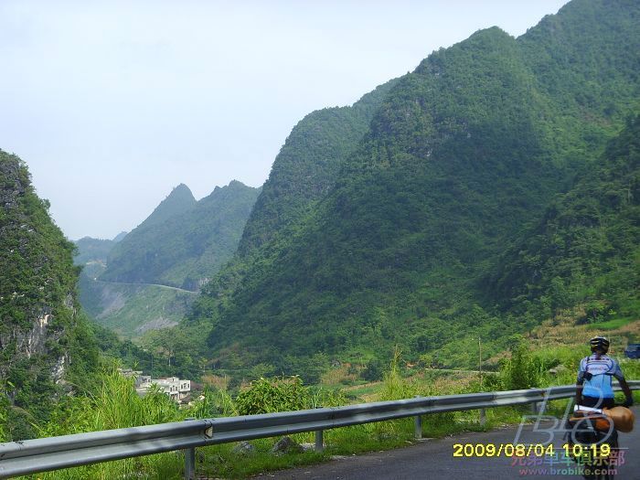 看！眼前这条路转了几座山。