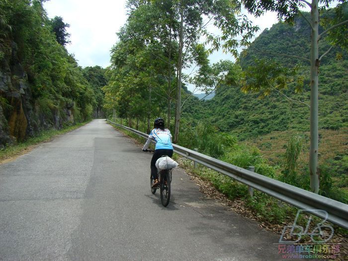 山上的路通往军营雷达站，山那边就是越南