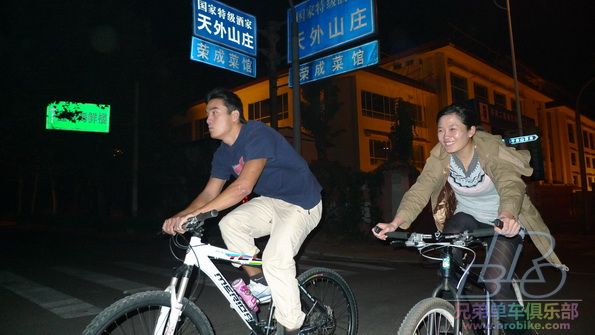 两口子，男的事咱济南的朱岩－－山东自行车队BMX项目，全运会摔了，上届全运会第六名，今年冠军赛的冠军