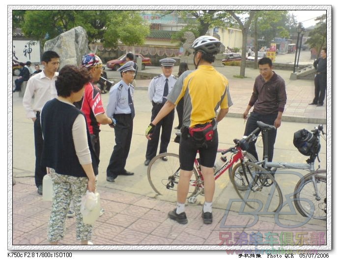 当地上山提水的市民都驻足倾听