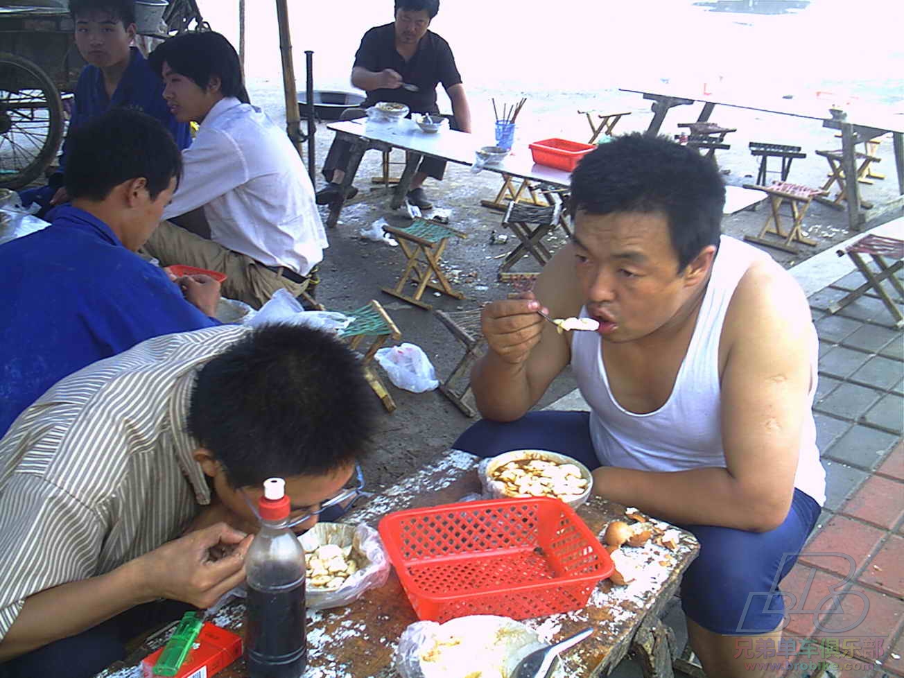 过去长请，找地方吃早饭，天晚了点，光剩下豆腐脑和茶叶蛋了，饿急了，吃吧！！！！！